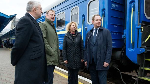 Мінрозвитку не відповідає за захист об'єктів Енергоатому: заява Міністр закордонних справ Нідерландів Давід ван Веел стоїть біля потягу Укрзалізниці в Києві на вокзалі в оточенні інших дипломатів