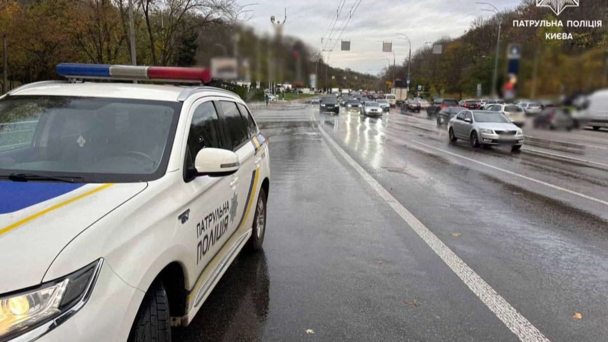 На Печерську прорвало тепломережу: бульвар Міхновського залито гарячою водою Автомобіль патрульної поліції перекрив дорогу