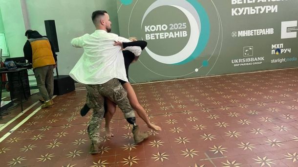 Тенісист Сергій Стаховський передав до музею в Києві врятований експонат із Бахмуту Двоє людей - чоловік і жінка танцюють вальс, чоловік із втраченою кінцівкою