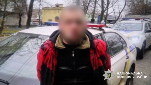 Смертельна ДТП на Великій Васильківській: Генпрокурор вимагає 10 років тюрми Підозрюваний у злочині стоїть на тлі поліцейської машини, обличчя заблюрене