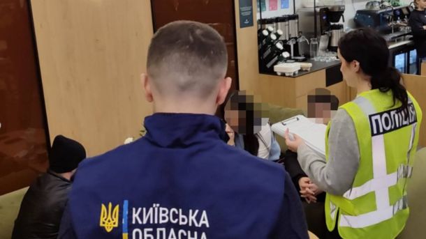 У Києві затримали двох іноземців за крадіжки сигарет на 740 тисяч Правоохоронці і затримана підозрювана