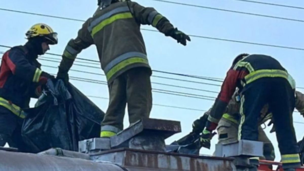 Підлітка, якого вдарило струмом на даху вагона у Солом'янському районі, евакуювали до Німеччини Рятувальники ДСНС працюють на даху залізничного вагона після ураження підлітків струмом контактної мережі в Києві