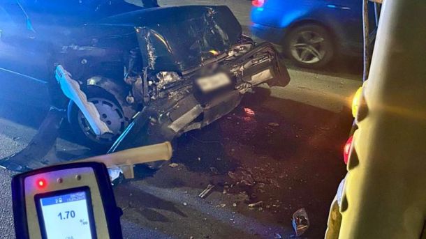 «Між світами»: у музеї Шевченка відкрили масштабну виставку сучасного мистецтва та ботанічного живопису Розбитий автомобіль після ДТП уночі, поруч у кадрі алкотестер із показником 1,70 проміле