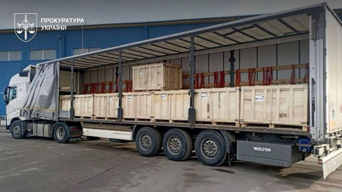 43 тонни іранського каучуку передали в АРМА: контрабанда з підробленими документами Вантажівка із ящиками конфіскованого каучуку