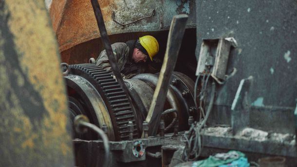 За удар ножем на підставі ревнощів судитимуть 42-річного киянина Працівник ДТЕК проводить ремонтні роботи на одній із ТЕС в Україні після атаки на неї армії Росії