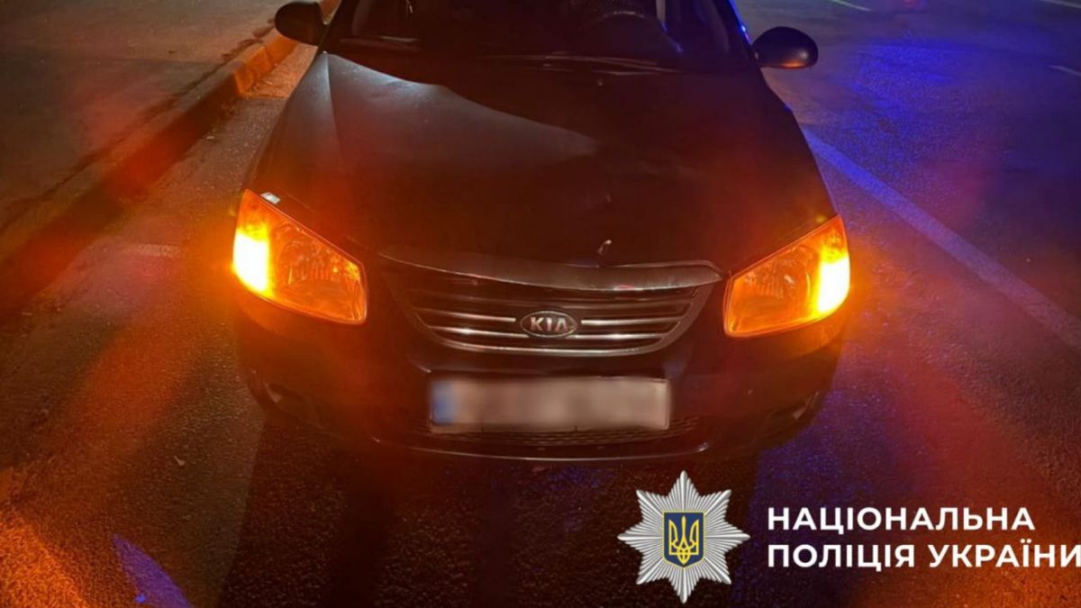 У Вишгороді автомобіль KIA збив жінку на дорозі Автомобіль КІА із зімʼятим бампером стоїть вночі на дорозі із увімкненими фарами