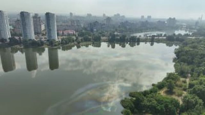 Головні новини Києва | Kyiv.News Робітники КП «ПЛЕСО» очищають берег озера Кирилівського від нафтопродуктів після атаки рф 2 липня — оброблено 1 160 м берегової лінії сорбентом