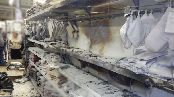 Гостомель безоплатно видає сміттєві баки: кому і як отримати Згорілі речі гіпермаркету