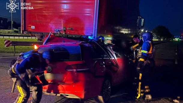 Аварія на Броварському проспекті: водія вирізали з авто після зіткнення з опорою Аварія на Броварському проспекті: водія вирізали з авто після зіткнення з опорою