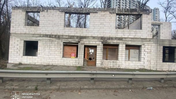 Прокуратура скасує незаконну оренду землі на Печерську під гастроном Суд наказав знести 151 кв.м будівлю в парку Голосіївський