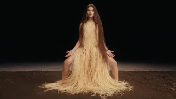 6 головних культурних подій Києва в цю неділю Співачка Джері Хеіл виконує танець в кліпі про розміновування землі, вона боса стоїть на землі в сукні схожій на паростки пшениці