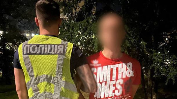 На Оболоні п'яний чоловік підірвав страйкбольну гранату в ТРЦ Поліцейський тримає під руки підозрюваного в крадіжках у дітей