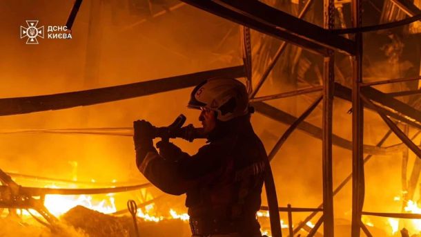 У Печерському районі затримали ймовірного закладника з 144 згортками наркотиків Рятувальник ДСНС гасить масштабну пожежу всередині складської будівлі після ворожої атаки на Київ