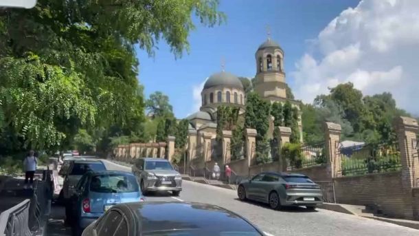 Комунальне підприємство Київщини занизило екоподаток на 13,7 млн грн Автомобілі на вулиці біля старовинної церкви з зеленими банями поблизу Свято-Михайлівської лікарні