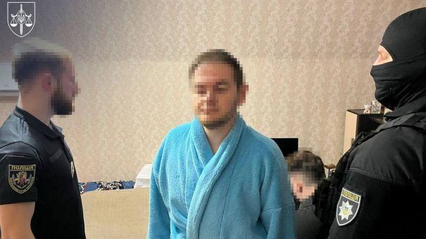 КМДА шукає киян для тестування нових онлайн-послуг: як приєднатися Чоловік в блакитному халаті із заблюреним обличчям
