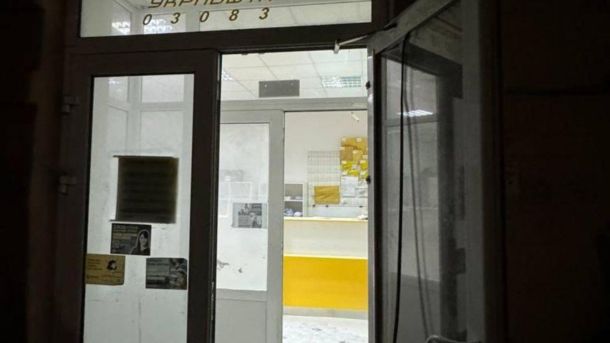 У Києві та Київській області 39 тисяч киян отримали допомогу в 130 пунктах незламності ДСНС Вхід до відділення Укрпошти, яке зазнало нападу