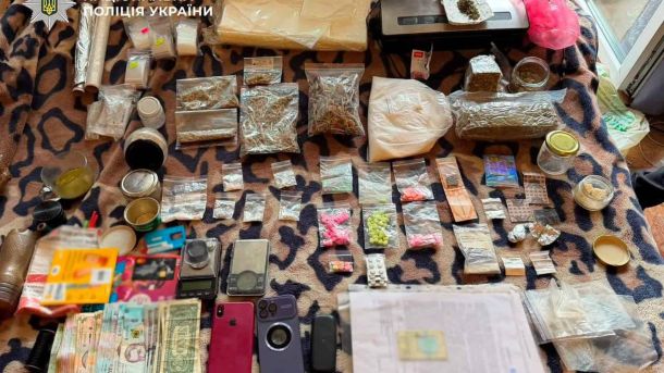 У Києві п'яний чоловік побив 15-річного школяра біля ЖК Поліція Києва затримала 50-річного наркоторговця, у якого вилучили заборонених речовин на 5 мільйонів гривень