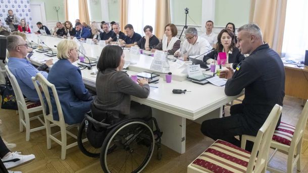 Київ планує капремонт тунелю між «Шевченка» та «Почайною» Мер Києва Кличко на черговому засіданні Ради безбар'єрності столиці під час Тижня безбар'єрності — учасники в тому числі представниця на інвалідному кріслі