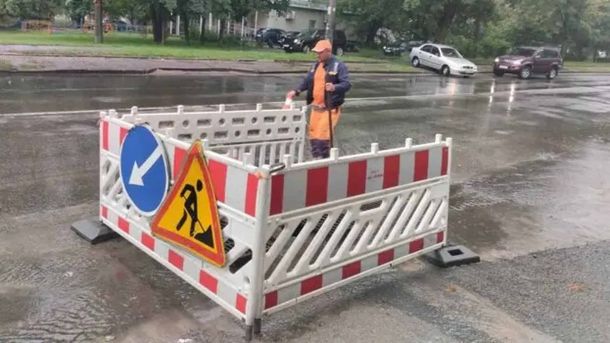 Тенісист Сергій Стаховський передав до музею в Києві врятований експонат із Бахмуту Працівник комунальної служби Києва стоїть на дорозі біля огородженої аварійної ділянки на проїжджій частині
