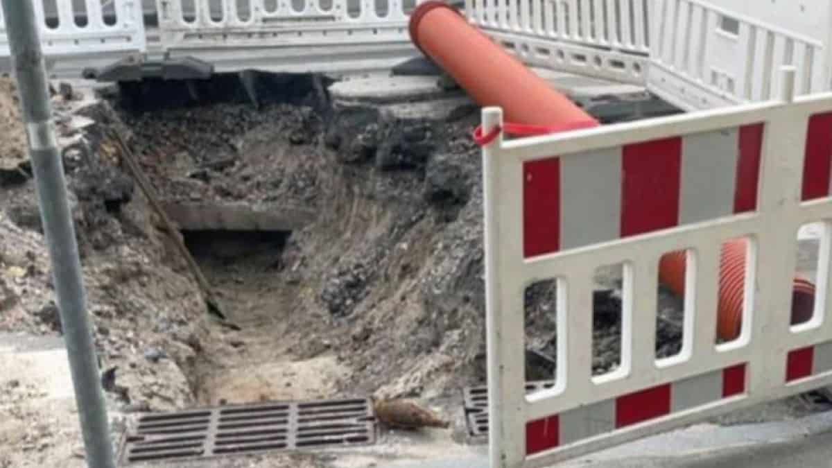 У Києві біля ліцею знайшли міну часів Другої світової: школярів евакуювали Велика вирита траншея на вулиці, огороджена білими й червоними парканами