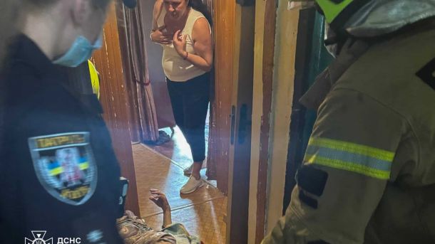 П'яний киянин влаштував бійку в супермаркеті АТБ: 2,35 проміле Рятувальники ДСНС та поліція допомагають чоловіку, якого звільнили з-під ванни у Подільському районі Києва