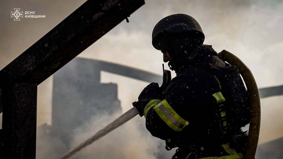 Пожежа в недіючій будівлі на Подолі: КМДА спростувала чутки про загиблих Працівник Державної служби з надзвичайних ситуацій