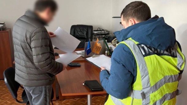 10 000 доларів за зняття з розшуку в «Оберіг»: на Київщині затримали офіцера-хабарника Поліцейський у сигнальному жилеті вручає документи підозрюваному директору комунального підприємства в офісі