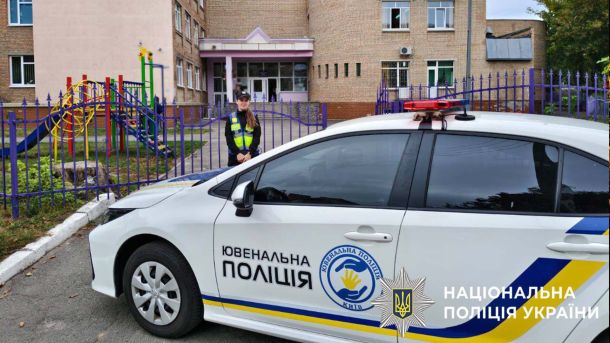 Спецоперація «Рубікон»: ліквідовано 34 нарколабораторії у 21 регіоні Службовий автомобіль ювенальної поліції НПУ біля будівлі, поруч стоїть поліцейська