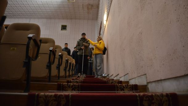 Київ збудує 7 укриттів у школах до кінця року: перше готове Ветеран ЗСУ в кінотеатрі Славутича стоїть на сходах