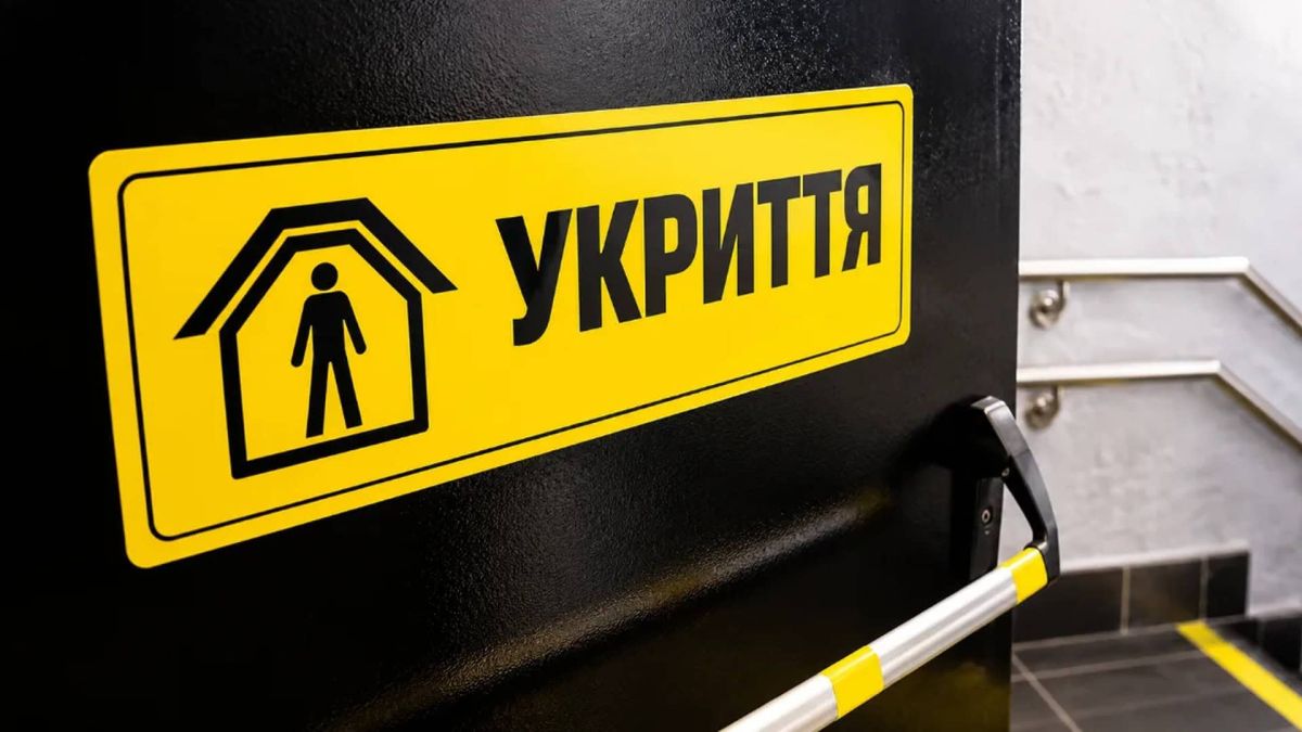 Кабмін заборонив замінювати укриття в новобудовах захищеними просторами Чорні двері укриття з жовтою табличкою «Укриття» та сходами, що ведуть до захисної споруди