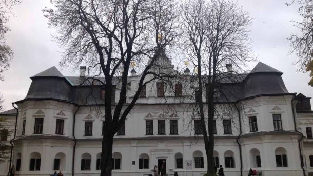 Конфлікт у ТРЦ Голосіївського р-ну: ножове поранення і затримання Будинок митрополита у Національному заповіднику «Софія Київська» — двоповерховий палац із мансардою, збудований у XVIII столітті, об'єкт спадщини ЮНЕСКО в Києві