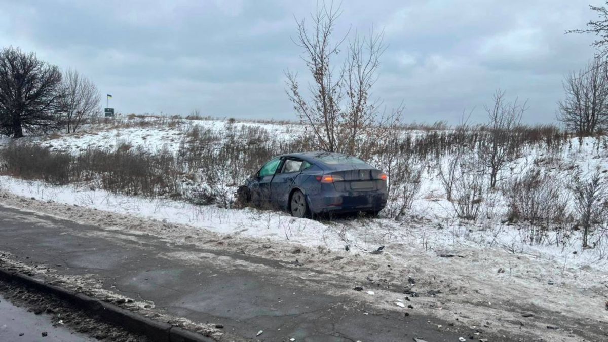 Виїзд на зустрічну смугу: смертельне ДТП в Голосіївському районі Автомобіль Tesla Model 3 синього кольору з'їхавший з дороги, фото здалеку