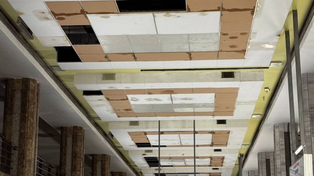 У Коцюбинському вибухнув газовий балон у квартирі, двоє мешканців отримали опіки Підвісна стеля станції метро «Іподром» у Києві з мокрими плямами від протікань ґрунтових вод та відкритими технічними отворами