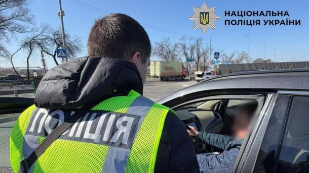 Поліція перевіряє заяву ветерана про побиття у ТЦК Шевченківського району Києва Поліцейські затримують підозрюваного у вимаганні хабара за фіктивне бронювання від мобілізації