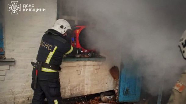 Ракета РФ зруйнувала логістичний центр NOVUS у Києві: 4 загиблих — їхні працівники Пожежник гасить пожежу в будинку
