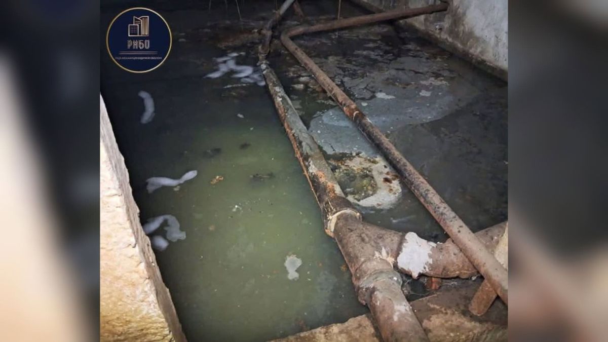 Підвал на Приозерній, 12 затопило фекаліями: мешканці Оболоні роками чекають Затоплений фекальними стоками підвал будинку на вулиці Приозерній, 12 в Оболонському районі: іржаві аварійні каналізаційні труби над водою