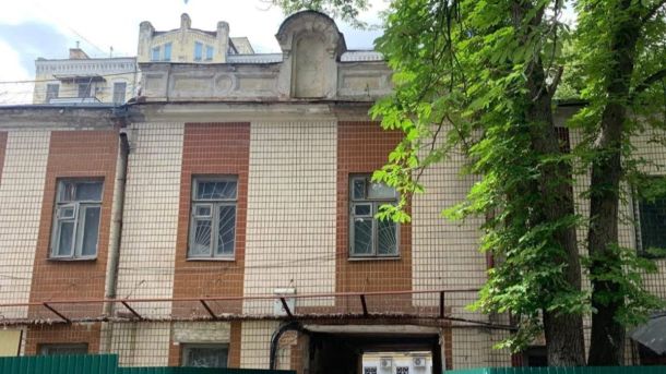 Кияни активно користуються новим чат-ботом «єОпора» після атак Стара двоповерхова будівля з плитковим фасадом у Києві