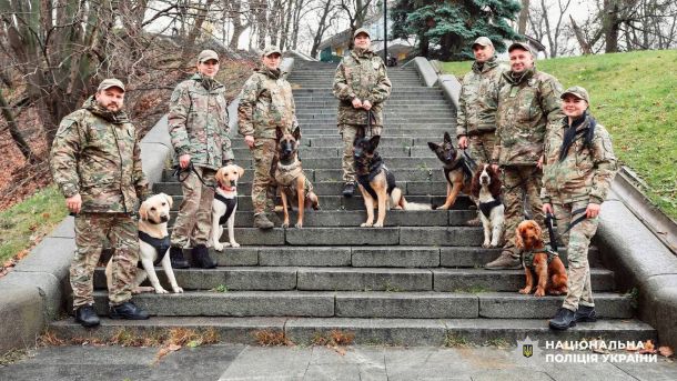 6 яскравих різдвяних шоу у Києві: від опери до вистави на льоду Кінологи стоять разом зі своїми собаками на сходах в парку в Києві
