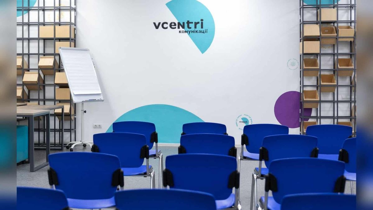 Афіша Vcentri HUB на 10–16 серпня: лекції, йога і тренінги Порожній зал для заходів у просторі Vcentri HUB із логотипом на стіні