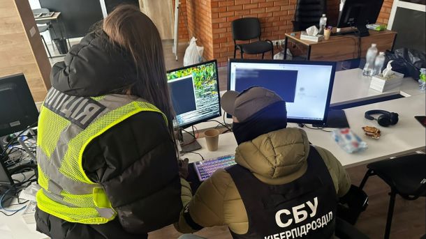 НБУ вимагає пояснень від monobank через фото клієнтки на тлі прапора рф Поліція та СБУ ліквідували мережу шахрайських кол-центрів, оператори яких продавали підроблені іноземні документи
