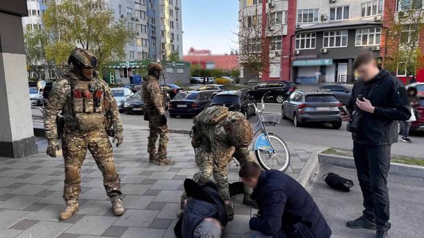 Іноземець крав виторг у водіїв на ярмарках: збитки — 180 тис. грн Бійці спецпідрозділу поліції затримують учасника схеми незаконної легалізації іноземців на вулиці Києва