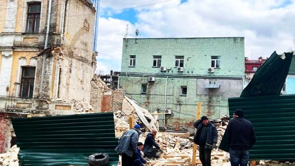 У Києві затримали чоловіка, який підпалив два авто заради розваги Робітники під час будівельних робіт на тлі двох історичних будівель