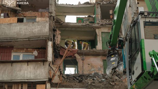 Безкоштовна стоматологія в Києві: де лікуватися за держкоштом Рятувальники розбирають завали у зруйнованих поверхах багатоповерхівки в Києві, поруч працює кран-маніпулятор