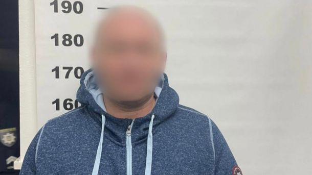 У Києві нові правила для МАФів і прокату електротранспорту: що змінилось Чоловік в синій кофті на фоні стіни з вимірювачем зросту в поліції