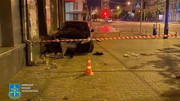 Смертельна ДТП на Великій Васильківській: Генпрокурор вимагає 10 років тюрми Чорна автівка стоїть на пішохідній доріжці на Великій Васильківській
