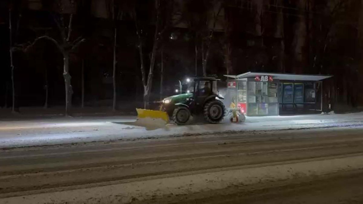 У Києві понад 300 одиниць техніки прибирають сніг та ожеледицю Трактор прибирає сніг