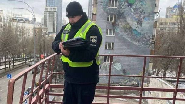 У Печерському районі Києва чоловік випав з вікна багатоповерхівки Правоохоронці Нацполіції на місці загибелі 32-річного чоловіка у Печерському районі Києва на бульварі Лесі Українки