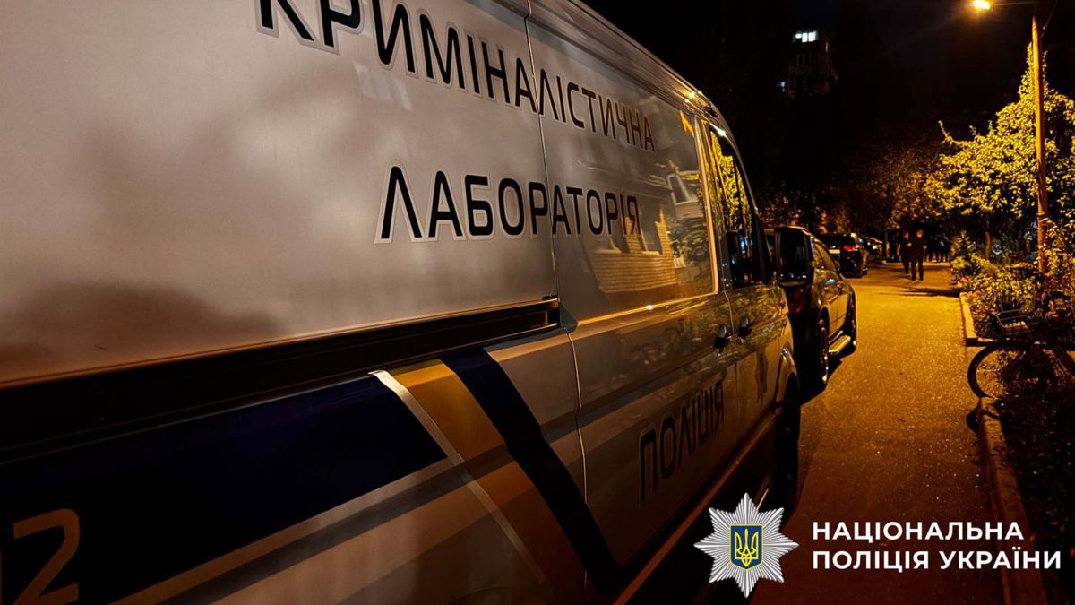 У Києві на території військової частини помер іноземець-доброволець Автомобіль криміналістичної лабораторії Національної поліції України на місці проведення слідчих дій