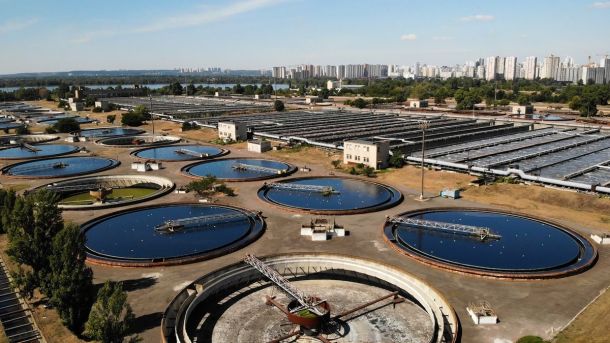 У Києві на Солом’янці рятувальники деблокували двох людей після ДТП (фото) Датаогляд сучасної каналізаційної системи Києва з великими резервуарами для обробки стічних вод у промисловому районі города.
