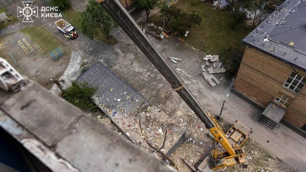 Атака на Дарницький район 2 липня: 31 загиблий, 53 т уламків Рятувальники ДСНС Києва працюють на завалах 16-поверхового будинку у Дарницькому районі після атаки 2 липня — 31 загиблий